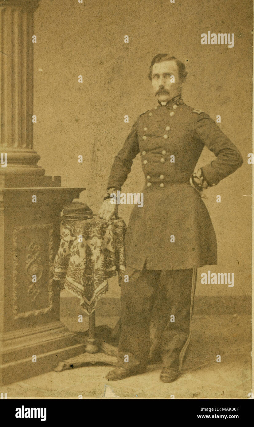 Ritratto a figura intera di un uomo in uniforme 'St. Louis Genl D. M. Frost di Comdg confederato 1Mo Trans-Miss brigata. Dipartimento' (scritta sul lato inverso). 'MAY 24 1915 Jos. BOYCE' (stampigliato sul lato inverso). Titolo: Daniel M. Frost, Generale (Confederate). . Tra il 1861 e il 1865. J.A. Scholten, San Luigi Foto Stock