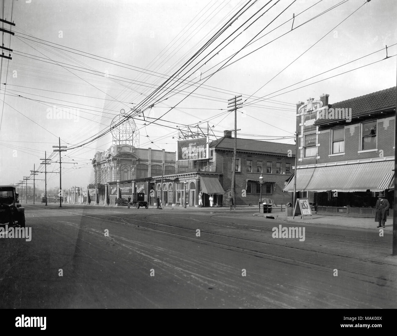 Vista guardando verso nord-ovest in Delmar Boulevard verso l'intersezione con Hamilton Avenue. Questo tratto di Delmar è stata la casa di un quartiere commerciale, incluso l'edificio Balson, Pershing Teatro e Wabash stazione ferroviaria. Annunci per la Overland Automobile Co. al ventitreesimo Street e locusta strade e per Adams gomma dello Yucatan sono visibili. Titolo: vista guardando verso nord-ovest in Delmar Boulevard verso l'intersezione con Hamilton Avenue. . 1919. Il W.C. Persone Foto Stock