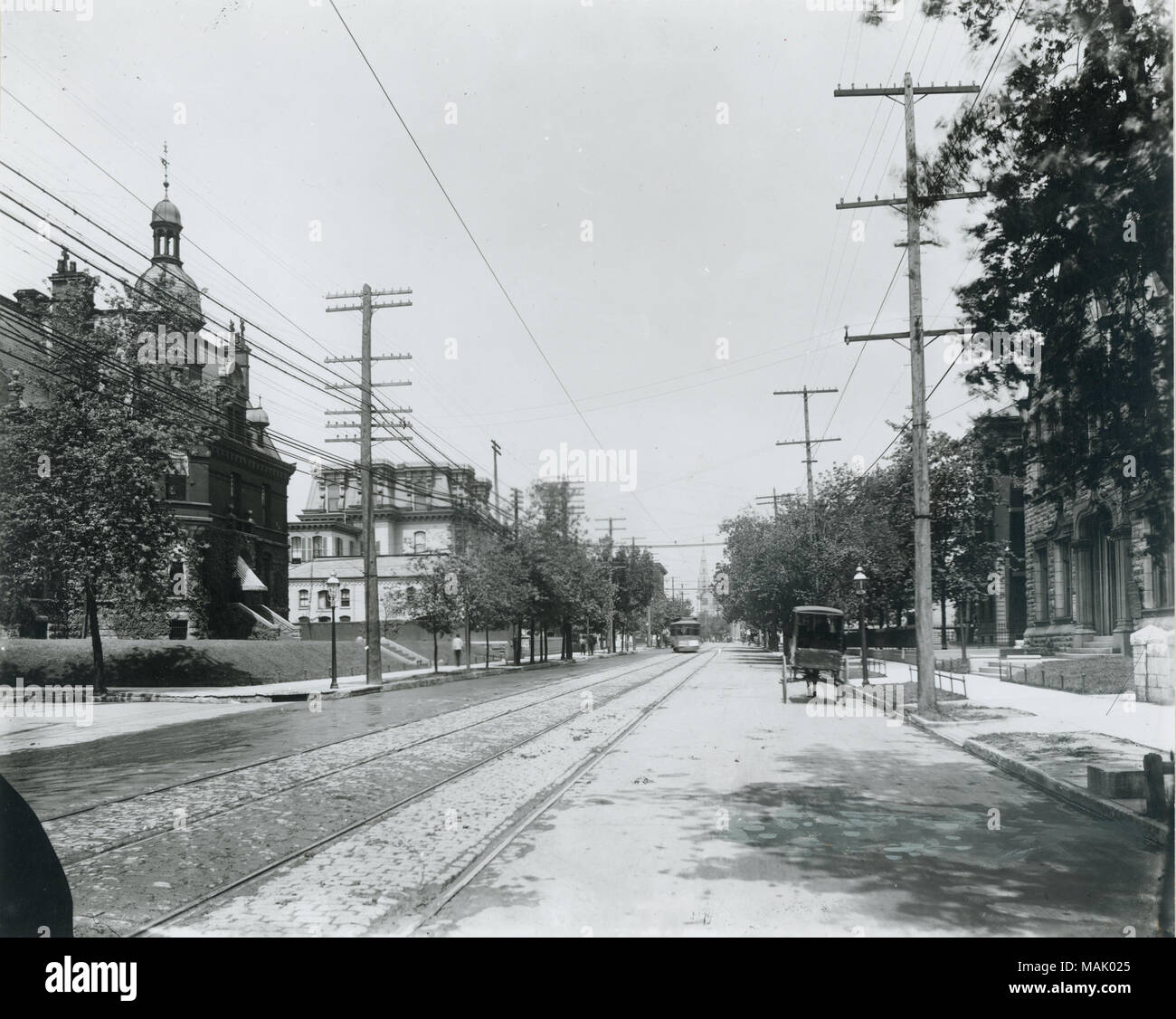 Grand Avenue nord da Washington Avenue. La terza chiesa battista è mostrato sul lato destro della fotografia, sul lato est del Grand. L'University Club si trova a sinistra, all'angolo nord-ovest dell'intersezione. Essa era originariamente la residenza di George W. Allen. Grand Avenue nord da Washington Avenue. La terza chiesa battista è raffigurato a destra. Il Club universitario è raffigurato a sinistra. Essa era originariamente la residenza di George W. Allen. La terza chiesa battista fu costruito nel 1884, ma è stato rinnovato nel 1930 da Louis Baylor Pendleton a causa di un incendio ha distrutto gran parte del precedente s Foto Stock