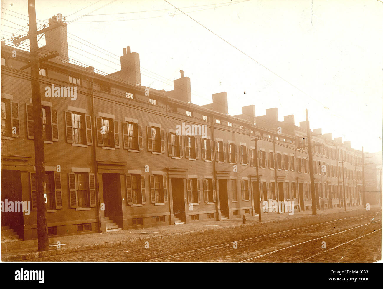 Walsh's Row. 6xx South Broadway. Eugene Field House è situato in fondo alla fila; 634 S. Broadway. Nel 1829 la terra lungo il blocco 600 di Broadway è stata lasciata per la città di San Louis, con l intenzione di aumentare i fondi per sostenere le scuole della città. Edward Walsh locato la terra dal sistema scolastico nel 1845 ed eretta una fila di 12 Revival Greco ospita il leasing come unità a noleggio. Nel 1850 il campo di Roswell e la sua famiglia locato la casa a 624 S. Broadway. Campo, un avvocato, viveva nella casa attraverso i prossimi anni ed era residente lì durante la sua difesa di un slave citato in giudizio per la sua libertà in Missou Foto Stock