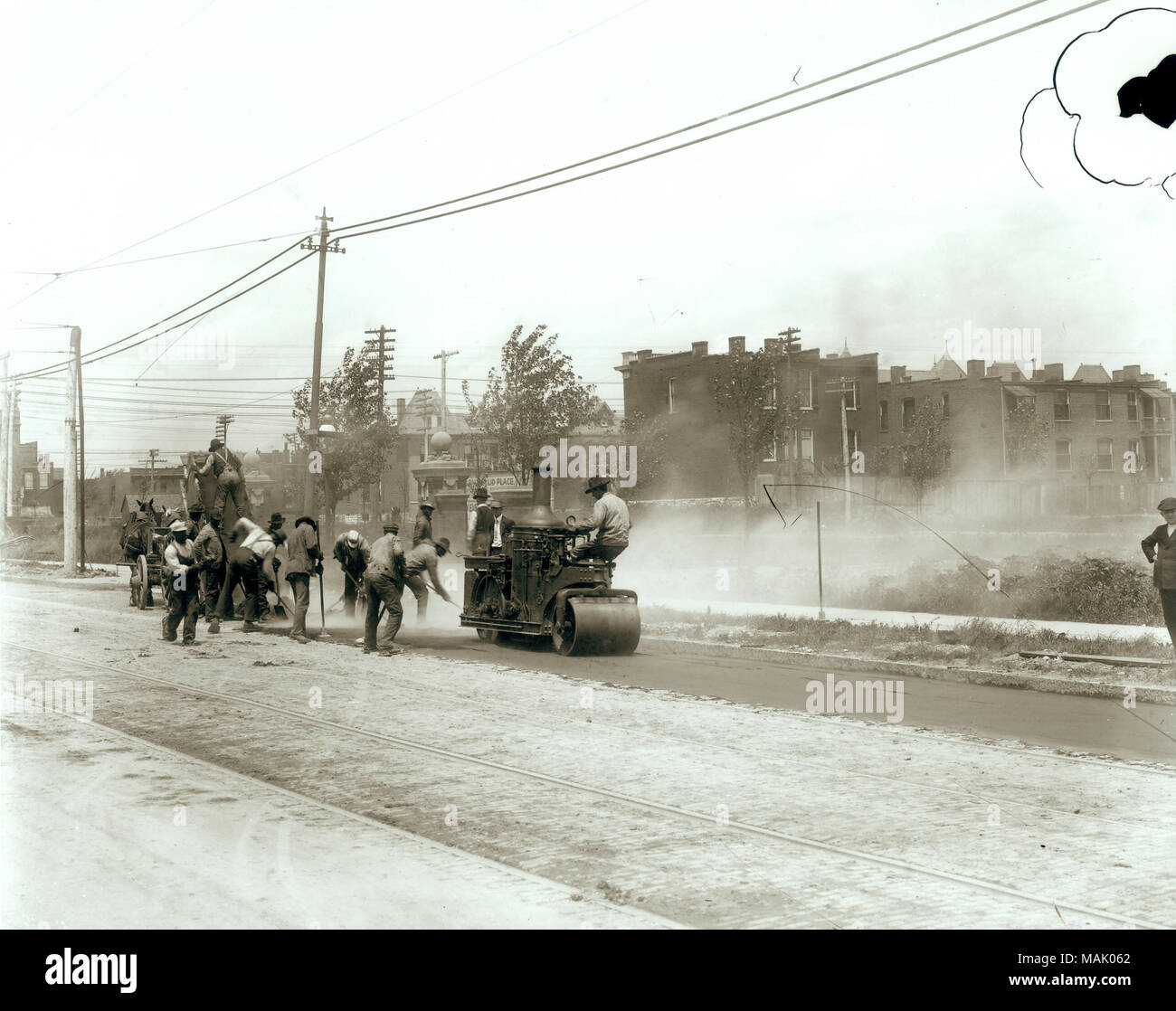 Titolo: Strada equipaggi asfalto da pavimentazione su Euclid Avenue vicino al posto di Euclide. . Circa 1910. Foto Stock