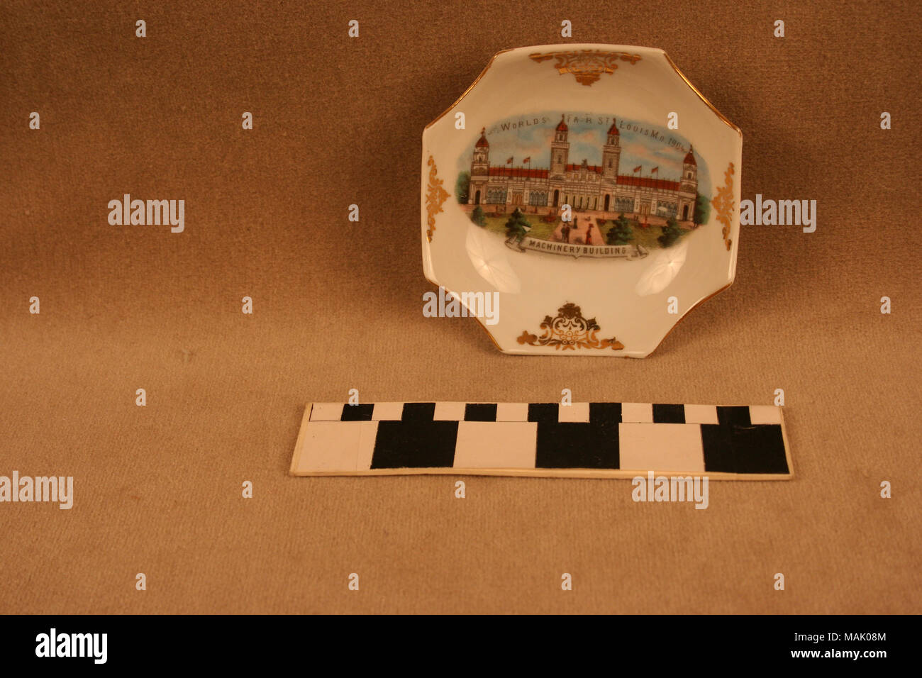 Piccolo in ceramica bianca piatto di caramelle con decorazioni dorate ha 8 lati e un ovale di colore immagine di trasferimento del Palazzo delle macchine dal 1904 della fiera del mondo. Titolo: piccolo in ceramica bianca di Candy il piatto con il trasferimento di colore immagine del palazzo di macchinari . 1904. Foto Stock
