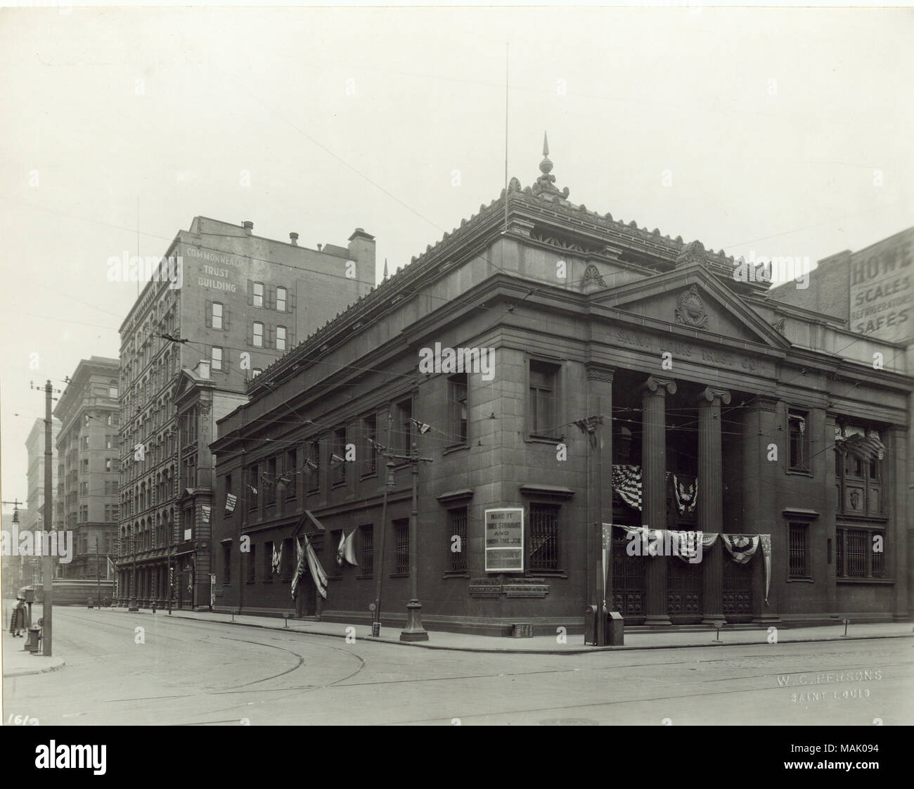 Louis Union Bank e la fiducia, su Locust Street, guardando ad ovest dalla quarta strada. La banca è adornata con bandierine americane e posti un segno che legge, 'Make tre dritte e terminare il processo. Vittoria Liberty Loans." La vittoria della libertà unità di prestito del 1919 era l'ultimo grande libertà di unità di prestito della guerra mondiale I. dopo la fine della guerra, il governo ha bisogno di denaro per finanziare le cure mediche, mezzi di trasporto e le spese che i propionati del carico chiamata ?ǣobligations che giungono ai vincitori. ? Ha funzionato dal 21 aprile al 10 maggio 1919. Titolo: St. Louis Union Bank e la fiducia, su Locust Street, guardando ad ovest fr Foto Stock