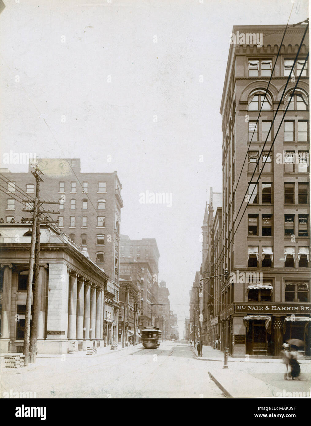 Locust Street, East dalla ottava strada. Il mercantile Trust Company è raffigurato a sinistra. Il mercantile Trust Company è stata salutata come una delle prime società fiduciaria di possedere un edificio per il suo uso esclusivo, piuttosto che di locazione dello spazio in un edificio per uffici. Titolo: Locust Street, East dalla ottava strada. . 1905. Emil F. BUHL Foto Stock