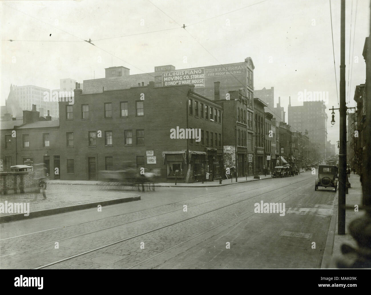 Il lato nord di Market Street, a est dalla undicesima Street. Titolo: lato nord di Market Street, a est dalla undicesima Street. . Circa 1915. Foto Stock