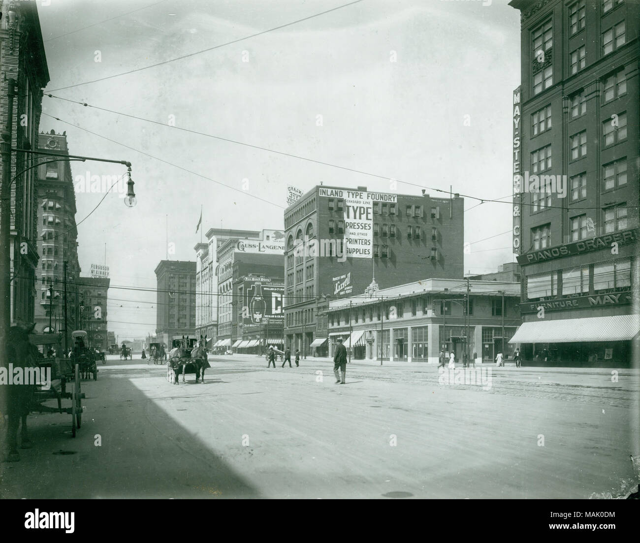 Two-Story Culver edificio su angolo nordest dodicesima Street (Tucker Boulevard) e oliva Street. Questa posizione è stata successivamente il sito di San Louis Post Dispatch edificio. Titolo: dodicesima Street (Tucker Boulevard) guardando verso nord attraverso Olive Street. . Circa 1912. Foto Stock