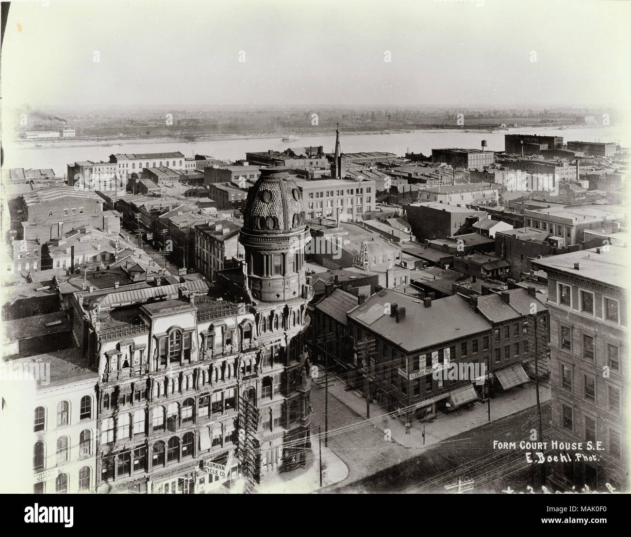 Titolo: vista guardando a sud-est dalla cupola di San Louis Courthouse. Mostra McLean edificio in primo piano, Mississippi in distanza. Sito successivamente cancellato per Jefferson National Expansion Memorial. . Nel 1890 circa. Emil F. BUHL Foto Stock
