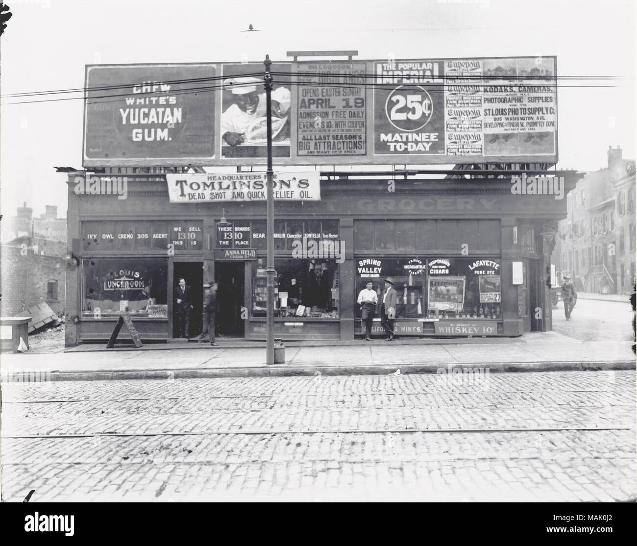 Titolo: strada del mercato di generi alimentari edificio della società. . Circa 1900. Foto Stock