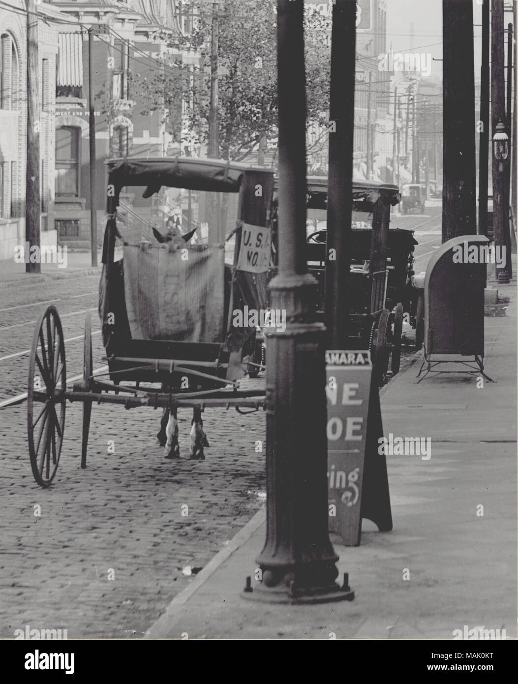 Titolo: U.S. Mail carrello parcheggiato sulla strada di oliva vicino a Grand Avenue. . 1906. Foto Stock