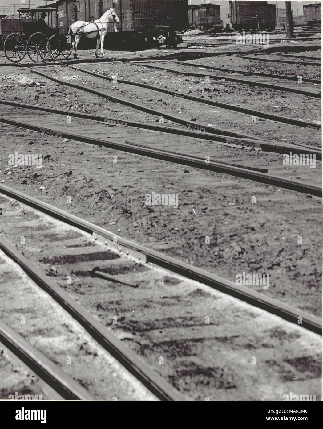 Titolo: i binari della ferrovia a un treno non identificato cantiere. . Circa 1900. Foto Stock