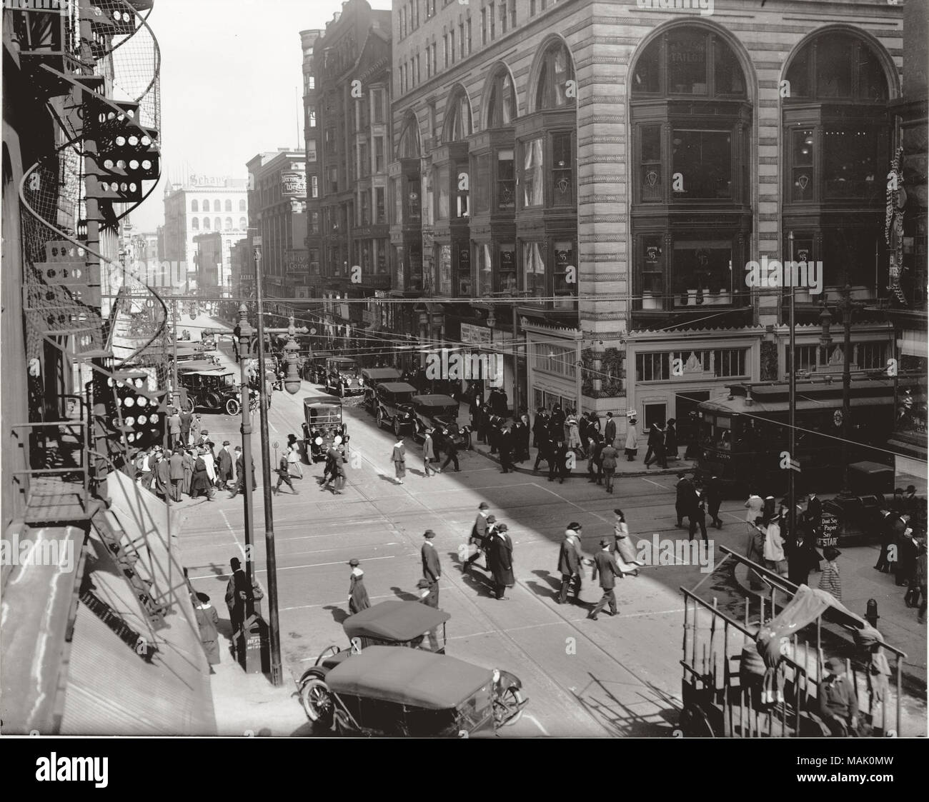 Titolo: Olive Street a nord dal Sesto Street. . 1920. Foto Stock