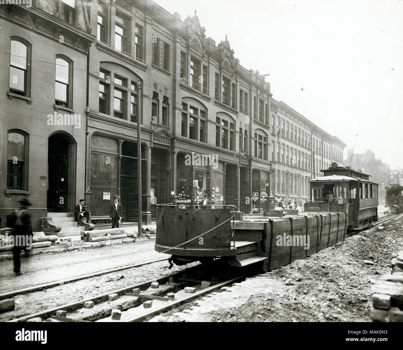 Vista del tram vie sotto i lavori per la costruzione di un blocco 2100 d'oliva Street. Vista del lato sud della strada. Il primo tram azienda cominciò nel 1859 su Olive e crebbe rapidamente. Nel 1891 la città aveva 25 tram linee: 5 a cavallo, 5 cavo e 15 elettrico. Dal 1894 è stato stimato che circa 100 milioni di passeggeri utilizzati city tram ogni anno. Entro la fine del 1940 ?s il tram era è il disegno di un vicino più e più righe sono state chiuse a favore di autobus. Titolo: Vista del tram vie sotto i lavori per la costruzione di un blocco 2100 d'oliva Street. . Giugno 1904. Foto Stock