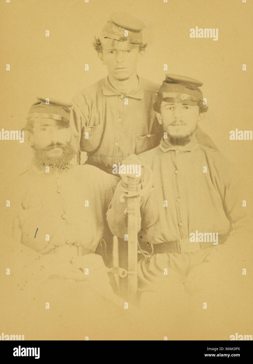A metà lunghezza Ritratto di gruppo dei tre soldati in uniforme, uno tiene una spada. 'Mrs Rosa Becker 2 Imp 9-16Plats th 1908 GUERRA CIVILE soldati 1 - ALEX HEQUEMBOURG (Colonnello)' (scritta sul lato inverso). Alexander Hequembourg originariamente arruolati come capitano in Co. B, quarto U. S. R. C. Dal 8 Maggio - Agosto 19, 1861. Il poi comandato una società nel primo ingegnere reggimento volontari da Settembre 9, 1861 - 2 luglio 1862, quando si è dimesso a causa di problemi di salute. Successivamente ha servito come aiutante del XI Prov. E. M. da sett. 9-18, 1863 prima di essere commissionato come Lt. Il colonnello nel quarantesimo Missouri Volunte Foto Stock