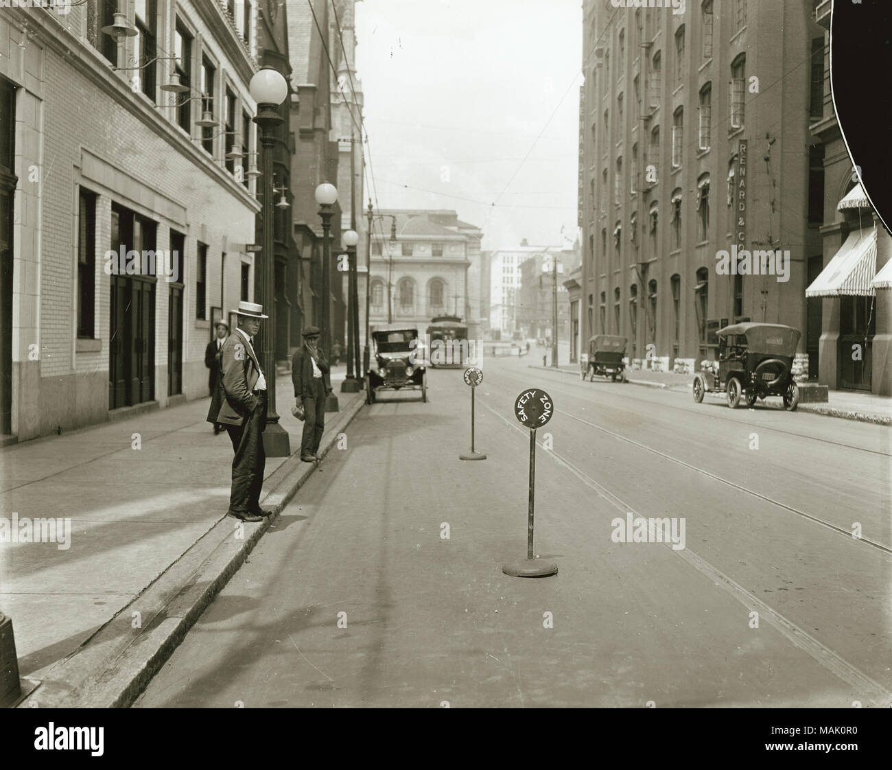Titolo: due uomini in attesa di un tram su Locust Street guardando ad ovest al tredicesimo Street. . Circa 1910. Foto Stock