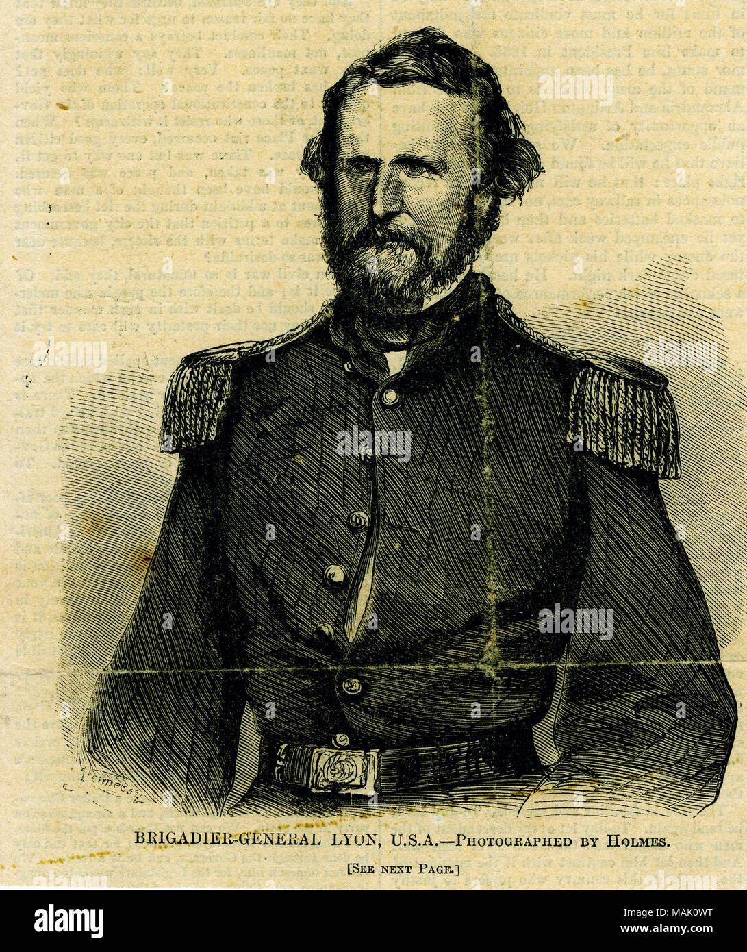 Busto ritratto di un uomo in uniforme. " Il Brigadiere Generale Lione, U. S. A. - fotografata da Holmes. [Vedere pagina successiva.]" (stampato immagine sotto). 'Taglia da 'Harpers Weekly' - Luglio 13, 1861." (scritta sul lato inverso). Vi è una copia della descrizione riportata nel giornale che è sul lato inverso del cartone. Ritaglio di giornale da Harper's settimanale, luglio 13, 1861. Titolo: 'Brigadier-General Lyon, U.S.A.' (Nathaniel Lyon, Unione). . Il 13 luglio 1861. Holmes Foto Stock
