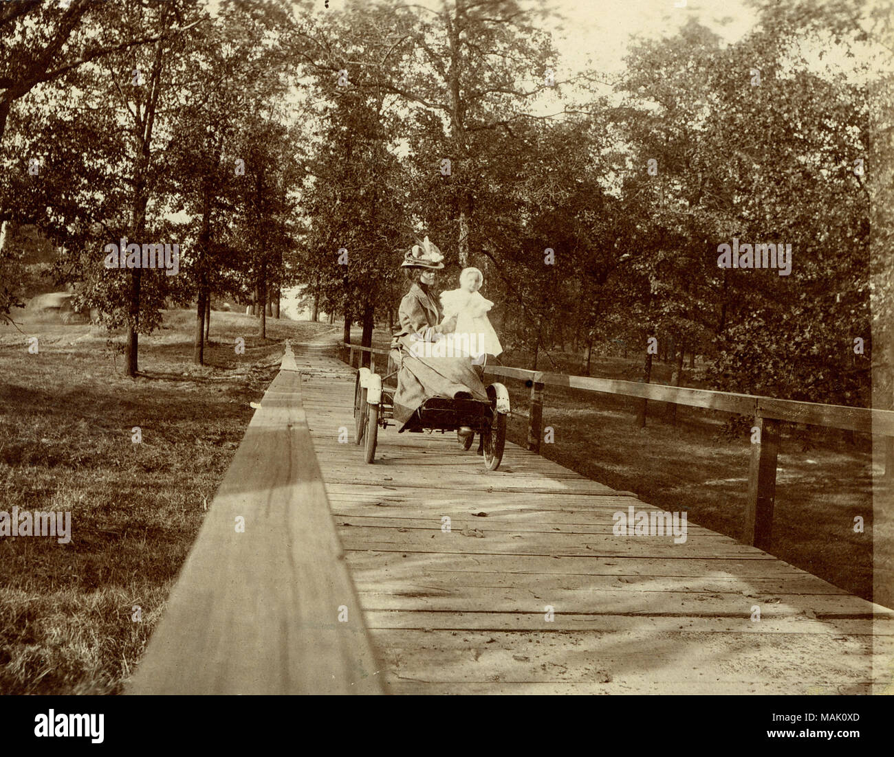 Titolo: La sig.ra A.L. Diga e figlia Francesca touring Forest Park in un francese costruito, 1900 DeDion quadriciclo. . 1900. Foto Stock Titolo: La sig.ra A.L. Diga e figlia Francesca touring Forest Park in un francese costruito, 1900 DeDion quadriciclo. . 1900. Foto Stock