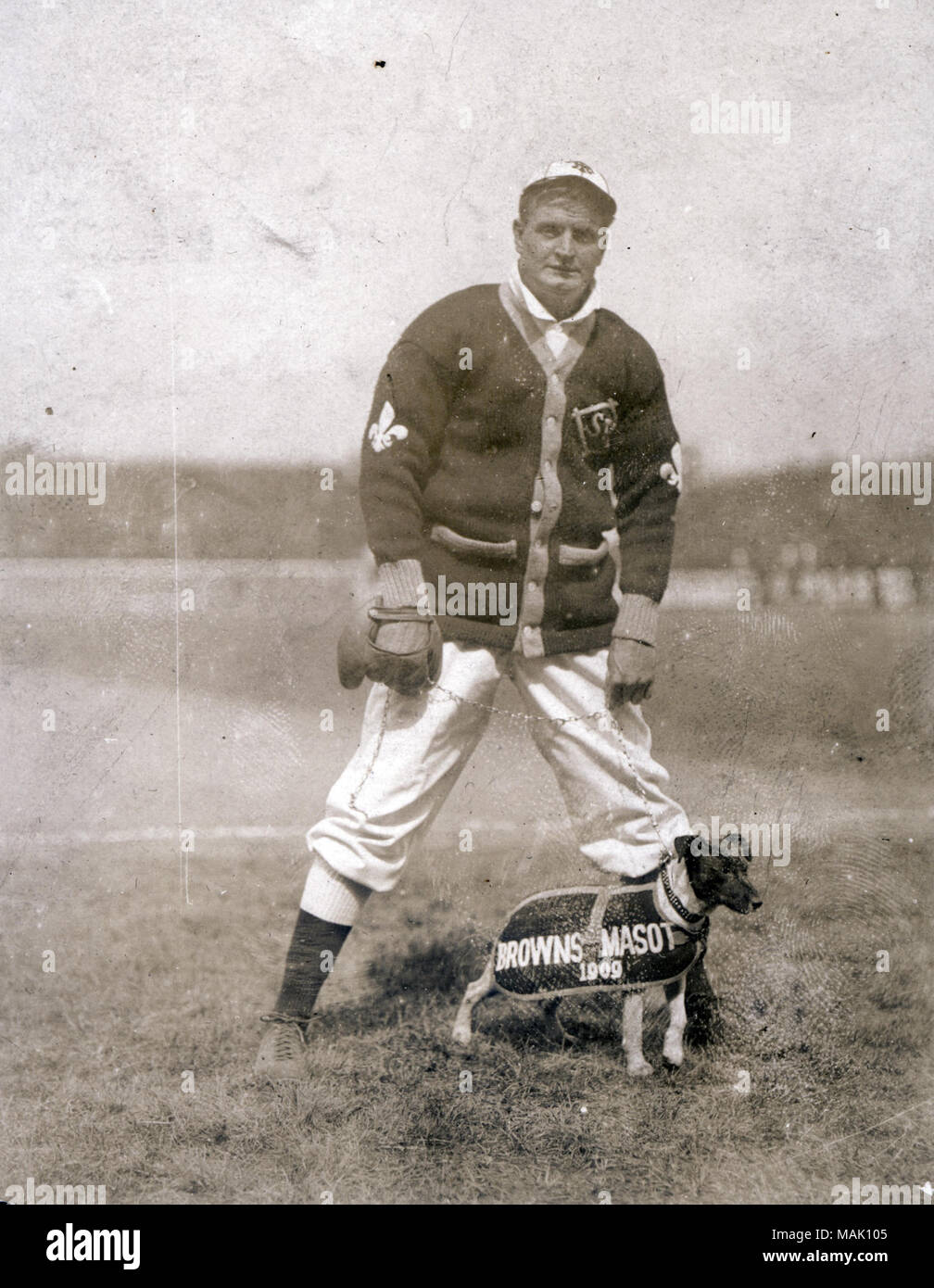 Titolo: Rube Waddell bricco per il San Luigi marroni, con squadra mascotte. . 1909. William H. Trefts Jr. Foto Stock