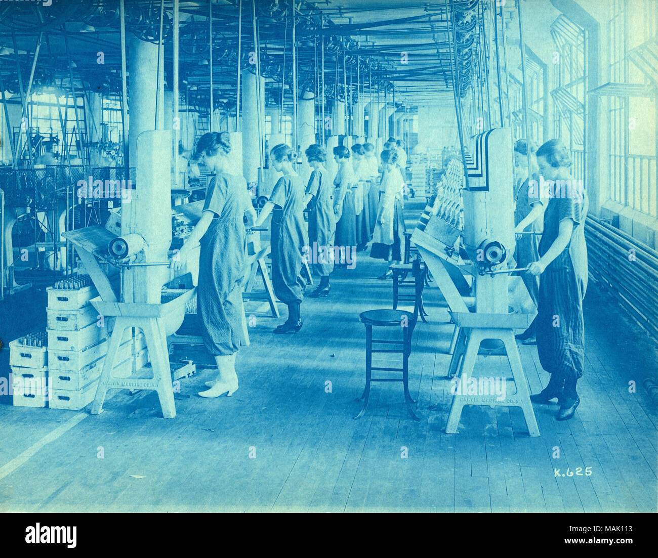 Titolo: Le donne che lavorano in mano la macchina a vite dipartimento sul Marchio Tre detonatori al Wagner Electric Company. . 1918. Oscar C. Kuehn Foto Stock