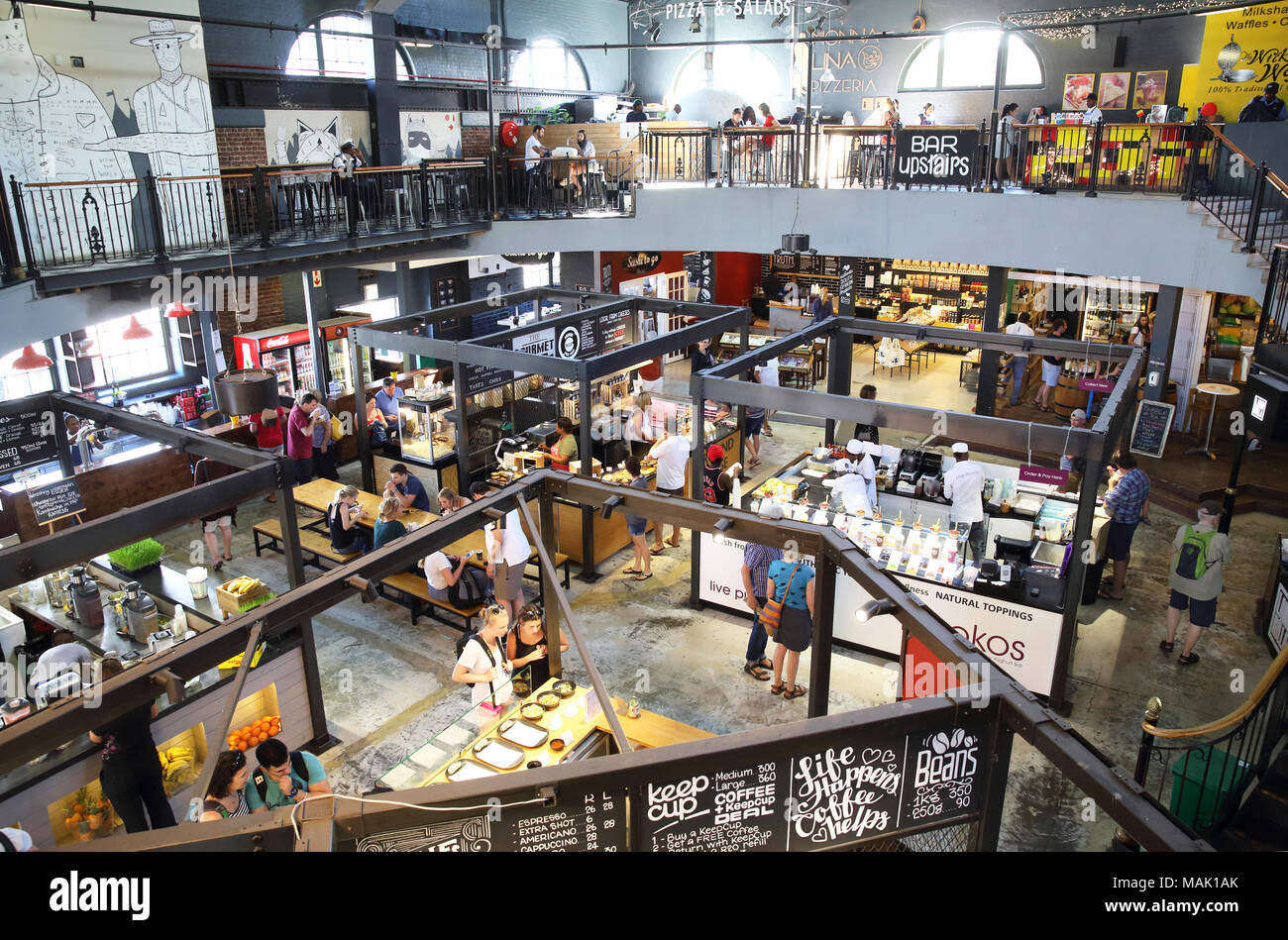 Interno del V&A mercato alimentare, sul lungomare, con locali merci gourmet internazionale e cucina di strada, di Città del Capo in Sud Africa Foto Stock