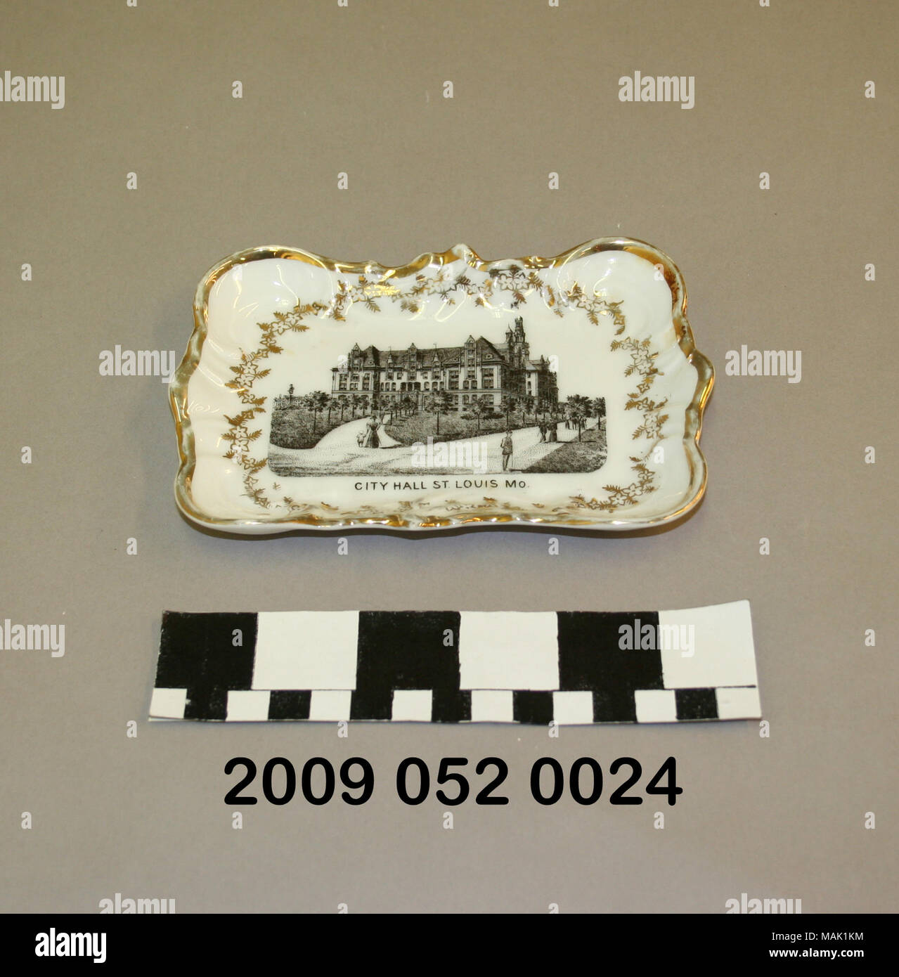 Rettangolare bianca pin in ceramica vassoio dispone di finiture dorate e un nero immagine di trasferimento del Municipio di San Louis Mo. dal 1904 della fiera del mondo. Titolo: Bianco Pin in Ceramica Vassoio con Nero immagine di trasferimento del Municipio di San Louis Mo. . 1904. Foto Stock