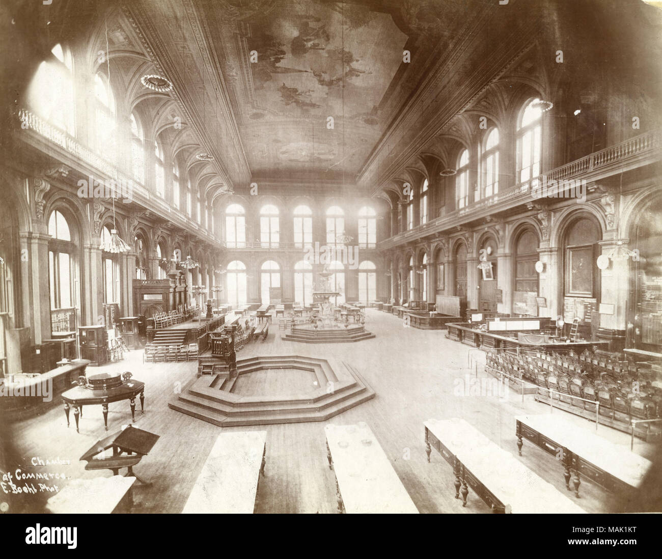 Orizzontale, seppia fotografia del trading floor interno del Merchant Exchange edificio, che illustrano le tabelle, la fossa di trading e aree salotto. Titolo: trading floor al Merchant Exchange, terzo e strade di castagno. . Circa 1885. Emil F. BUHL Foto Stock