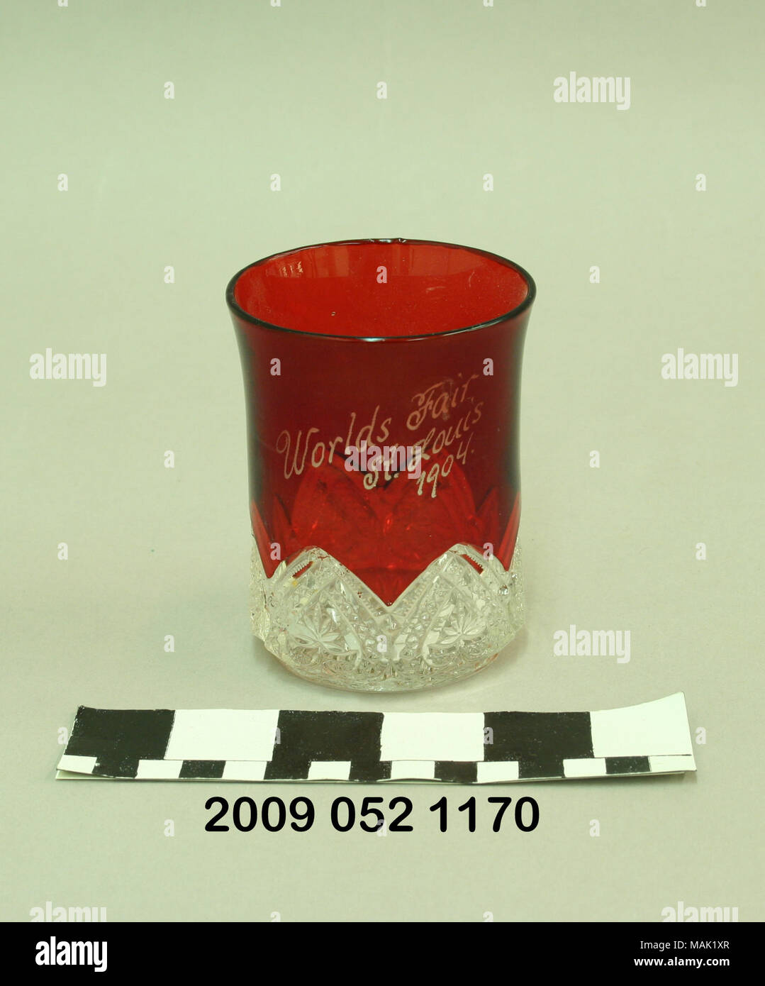 Ruby colorate tumbler ha premuto cuore band pattern sul tratto inferiore e di pulsanti e pattern starburst sul fondo. Si tratta di un negozio di souvenir dal 1904 Fiera Mondiale del titolo: Ruby colorate Tumbler con cuore Band Pattern . 1904. Foto Stock