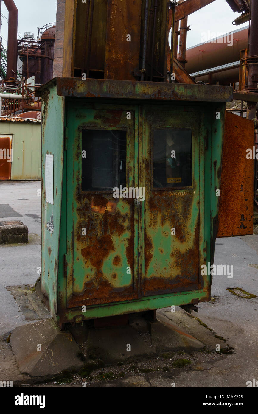 Rusty vecchia industriali elettrici corrosi armadi di controllo Foto Stock