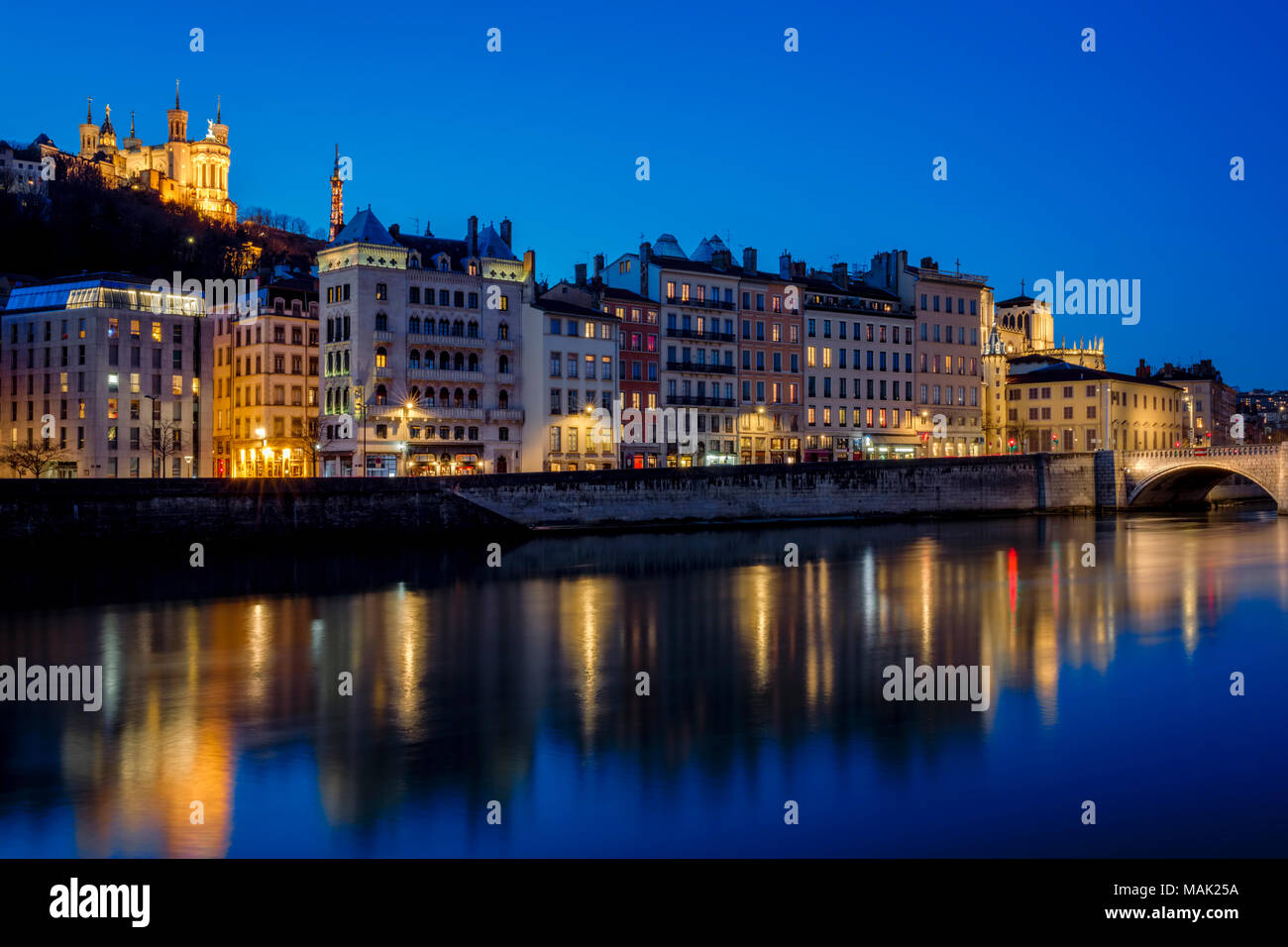Vista di Lione con il fiume Saone di notte, Francia. Foto Stock