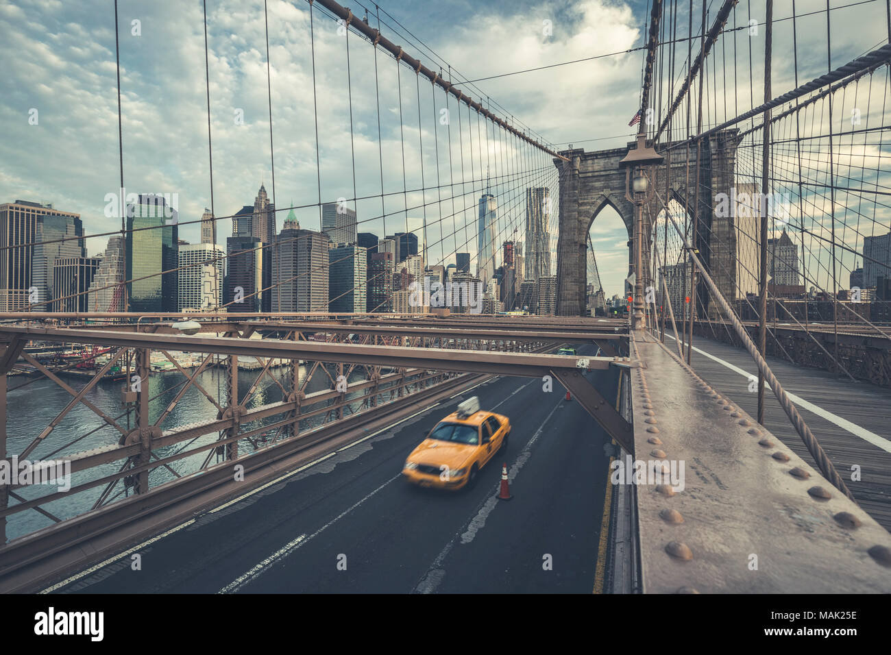 Famoso Ponte di Brooklyn con cabina in New York, Stati Uniti d'America. Foto Stock