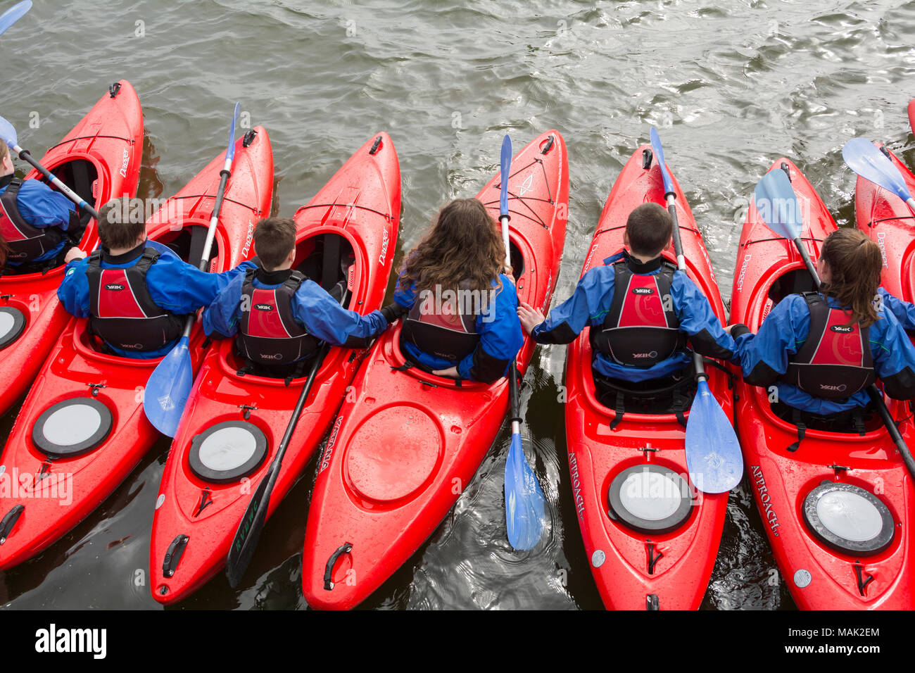 La scuola dei bambini godendo di un kayak lezione sul Royal Albert Docks nei Docklands di Londra, Newham, London, Regno Unito Foto Stock