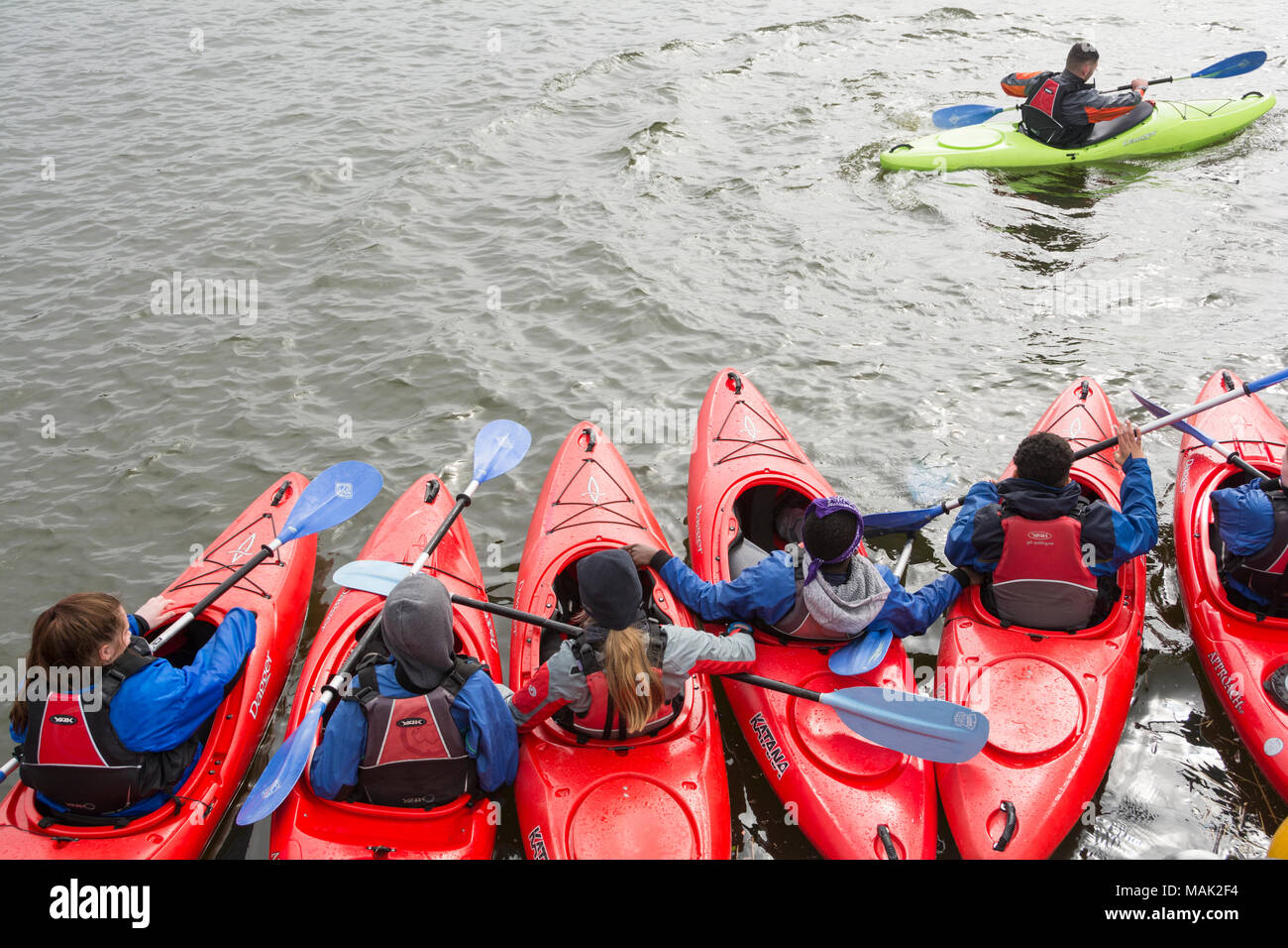 La scuola dei bambini godendo di un kayak lezione sul Royal Albert Docks nei Docklands di Londra, Newham, London, Regno Unito Foto Stock