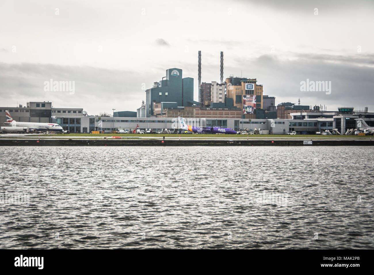 Il London City Airport e tTte Tate and Lyle raffineria di zucchero nel London Borough of Newham, London, Regno Unito Foto Stock