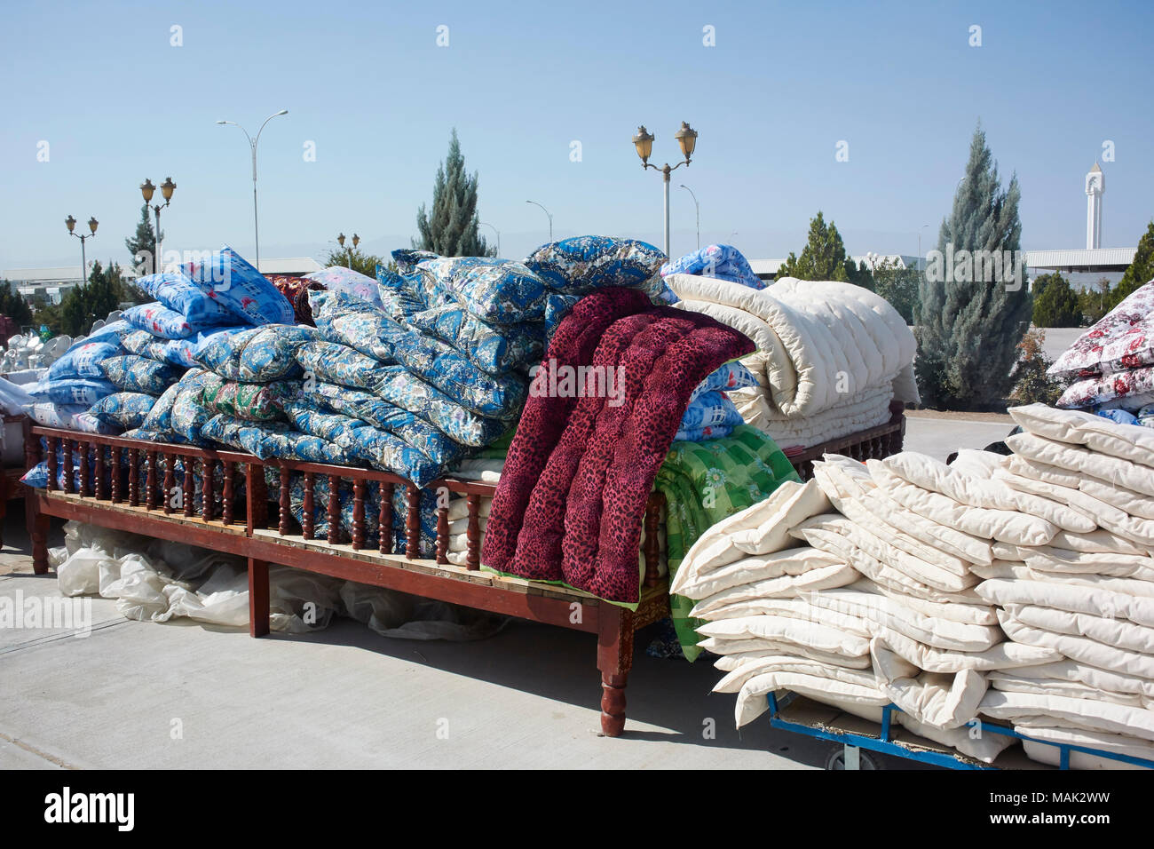 Cuscini e materassi per la vendita nel mercato vicino a Aşgabat, Turkmenistan Foto Stock