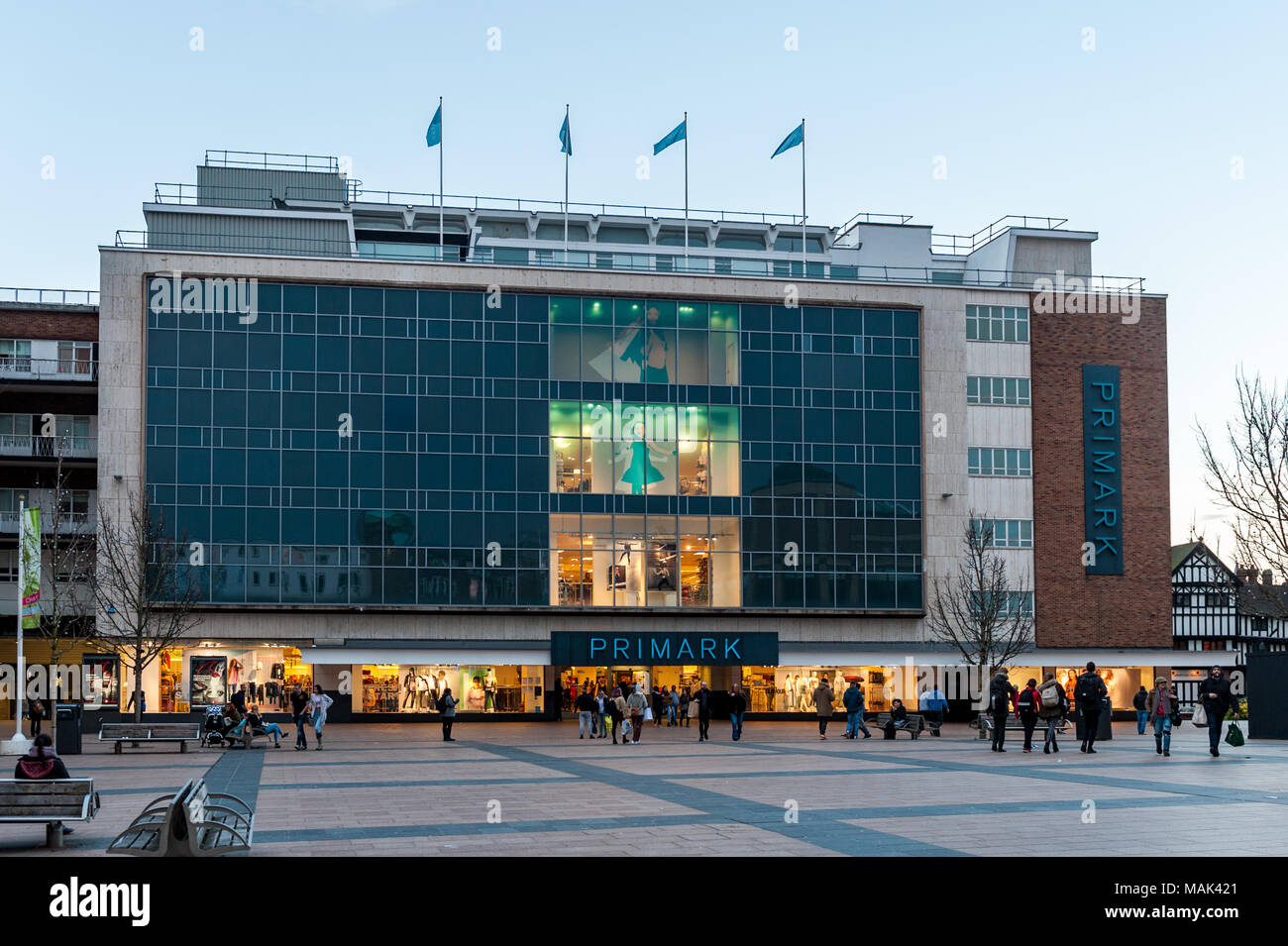 Primark negozio di abbigliamento al crepuscolo in Broadgate, Coventry, West Midlands, Regno Unito con copia spazio. Foto Stock