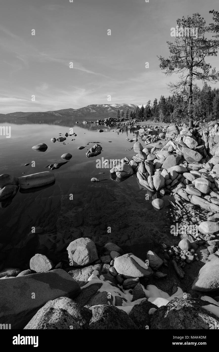 Il lago Tahoe è un grande lago di acqua dolce in Sierra Nevada degli Stati Uniti. Foto Stock