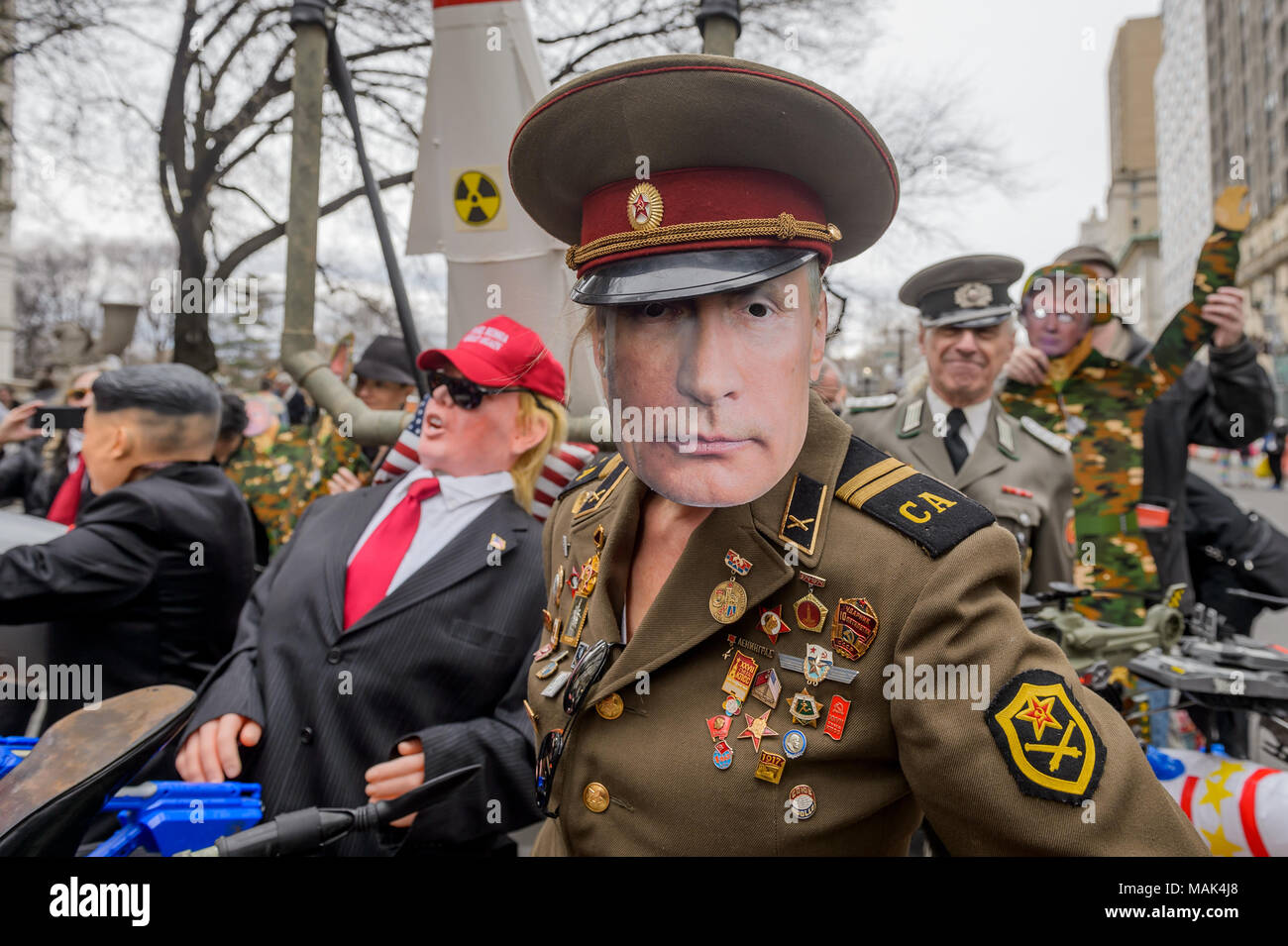 Simulazione di Vladimir Putin che conduce la parata militare - New York's irriverente il giorno degli sciocchi di aprile Parade prendendo in giro il passato anno di visualizzatori di hype, ipocrisia, inganno, fanatismo, e addirittura una stoltezza, torna per la XXXIII anno su Aprile 1, 2018; con Trump's Grand parata militare, il più grande del mondo di visualizzare dei militari americani potrebbero mai!!! Dotata di giocattoli militari, come ad esempio serbatoi di giocattolo, aerei, razzi GI Joe bambole, ecc. La Parade Grand Marshall sarà ancora una volta un Donald Trump look-alike tentativo a cantare l'Inno Nazionale lungo Vladimir Putin, Kim Jong-Un e Adolph Hitler. Dimostranti può peccare Foto Stock