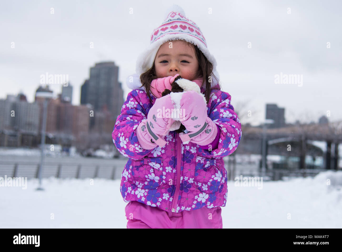 Il Toddler giocando in un giorno di neve Foto Stock