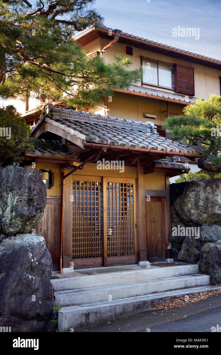 Il giapponese moderno privato casa residenziale con il cancello anteriore costruito in uno stile tradizionale. Uji, prefettura di Kyoto, Giappone 2017. Foto Stock