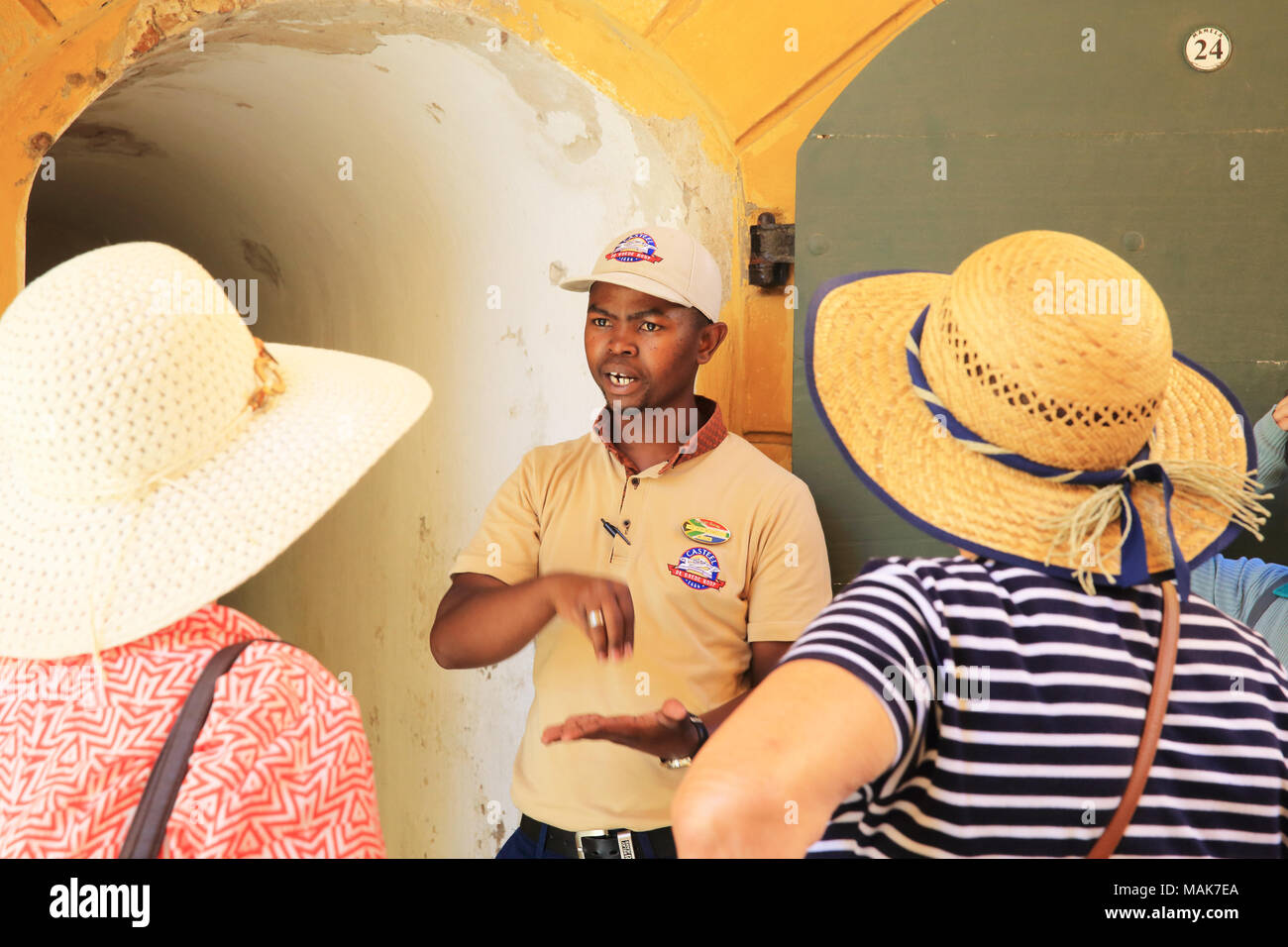 Guida con gruppo presso il Castello di Buona Speranza, un bastione fort, costruita dalla Compagnia Olandese delle Indie orientali tra il 1666 e il 1679, di Città del Capo in Sud Africa Foto Stock