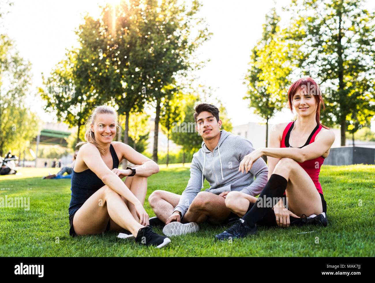 Gruppo di giovani corridori di riposo in un parco. Foto Stock