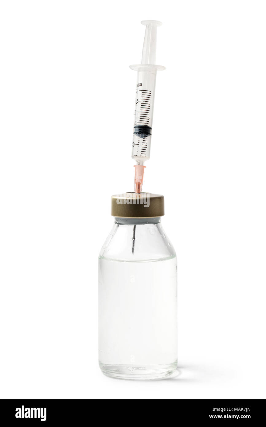 Siringa incastrato nel tappo del flaconcino trasparente con liquido incolore vaccino Foto Stock