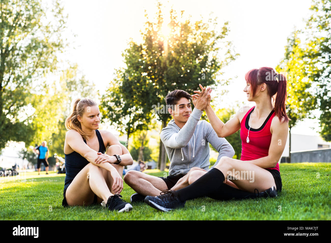 Gruppo di giovani corridori di riposo in un parco. Foto Stock