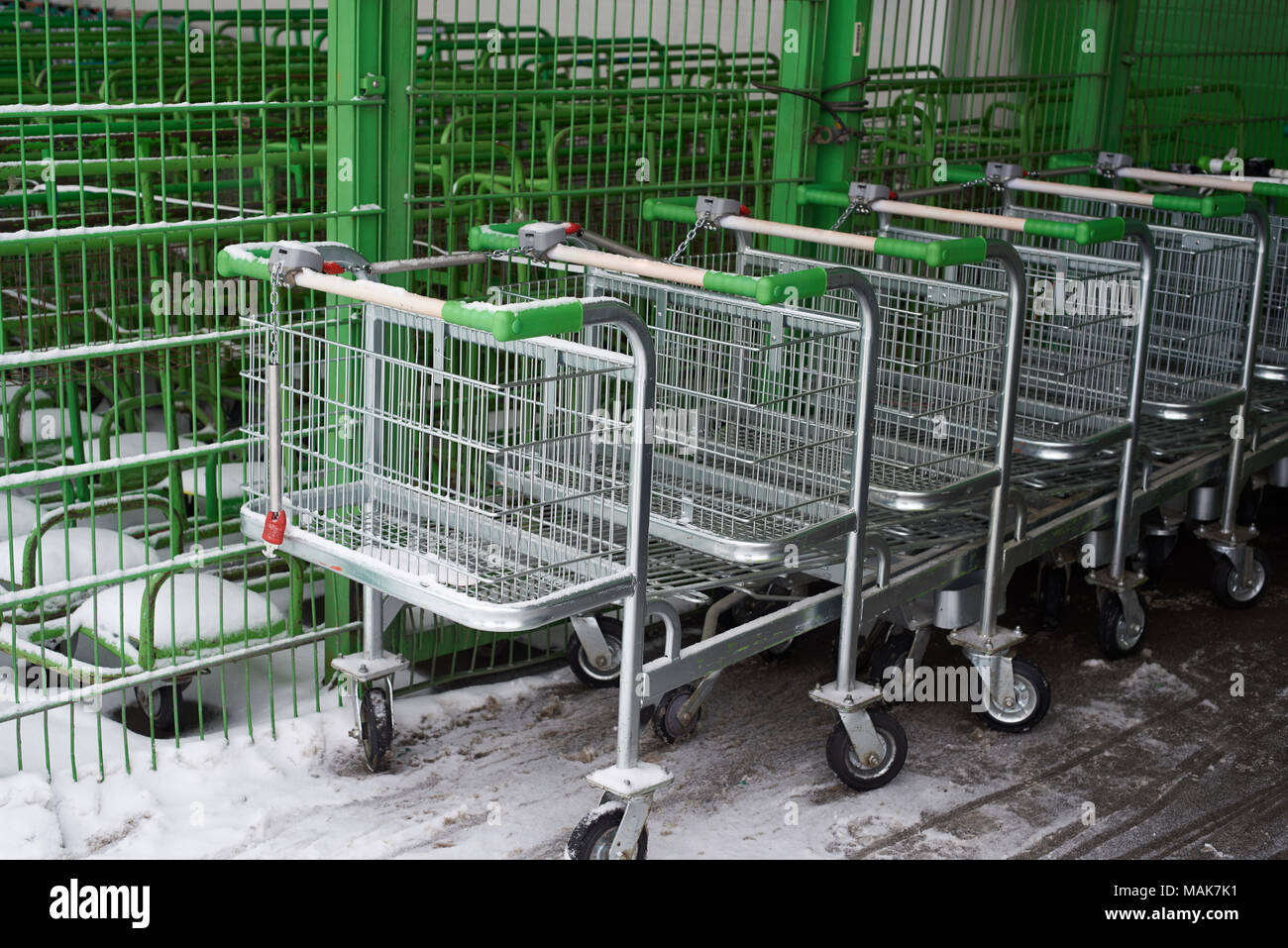 Carrelli per merci in un supermercato in inverno Foto Stock