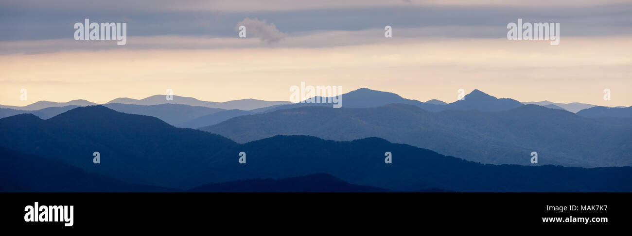 Mulini si affacciano sul fiume è su Blue Ridge Parkway a sud-ovest di Asheville, North Carolina. Il est guarda oltre i mulini della valle del fiume mentre la vista occidentale attraverso la strada che guarda a nord-ovest sulla moutains del Nantahala National Forest. Foto Stock