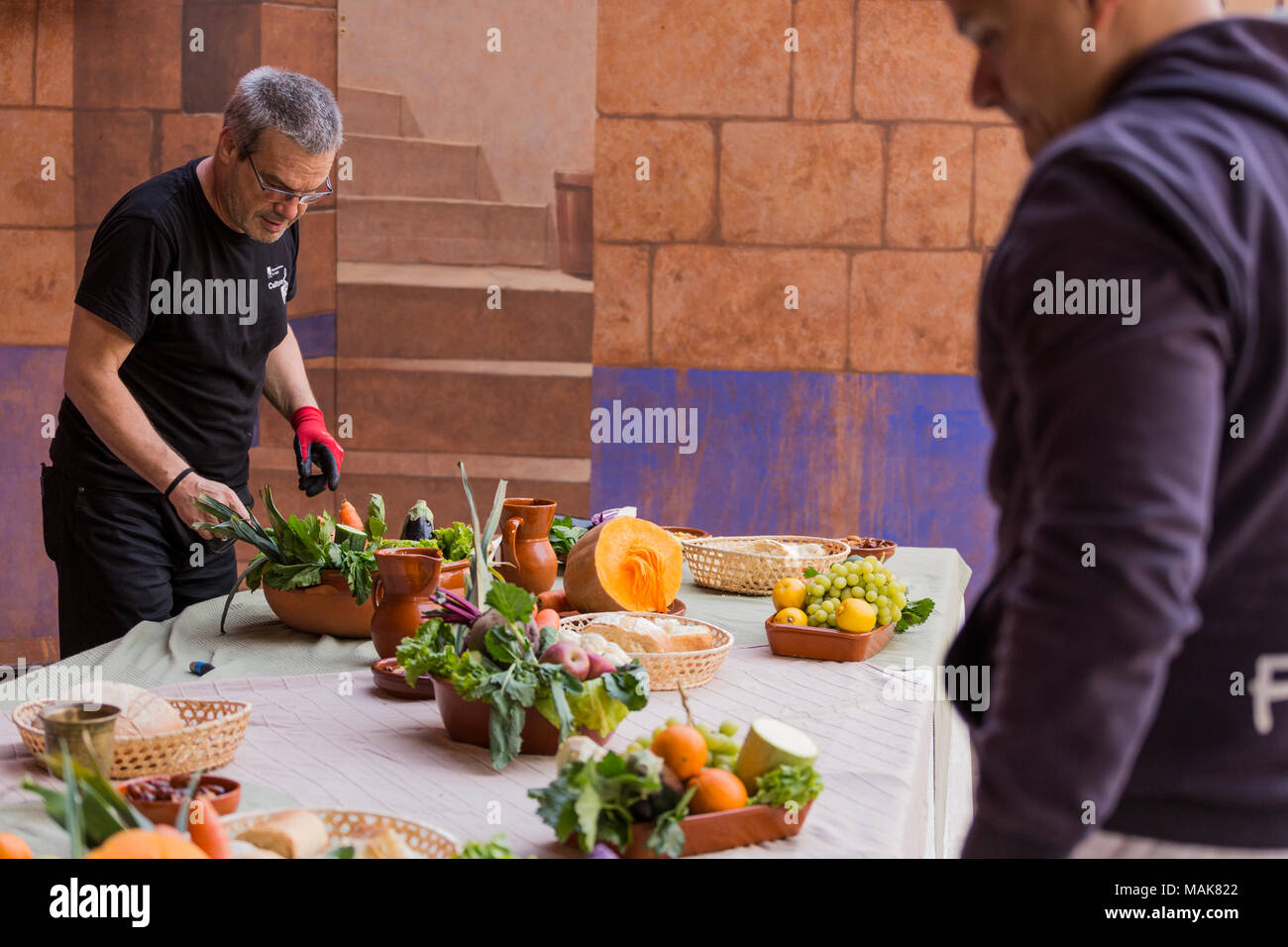 Impostazione della fase tabella per la scena dell'ultima cena, parte dell'annuale Venerdì Santo Passion Play in Calle Grande, Adeje, Tenerife, Canarie ISL Foto Stock