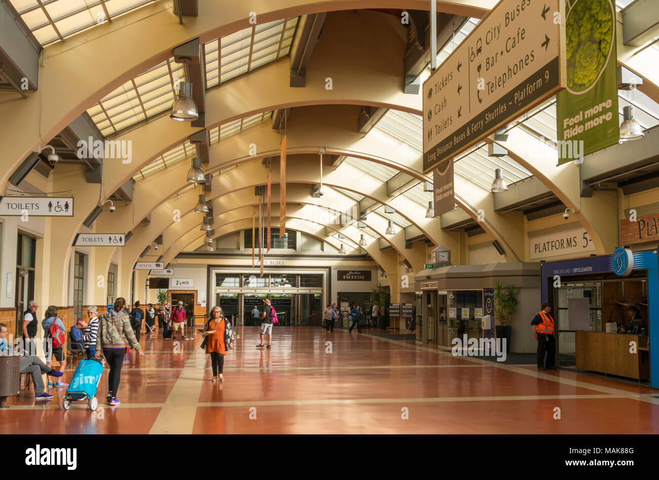 Nuova Zelanda Wellington Nuova Zelanda le persone all'interno della principale stazione ferroviaria terminale nella città capitale Wellington Nuova Zelanda Isola del nord Foto Stock