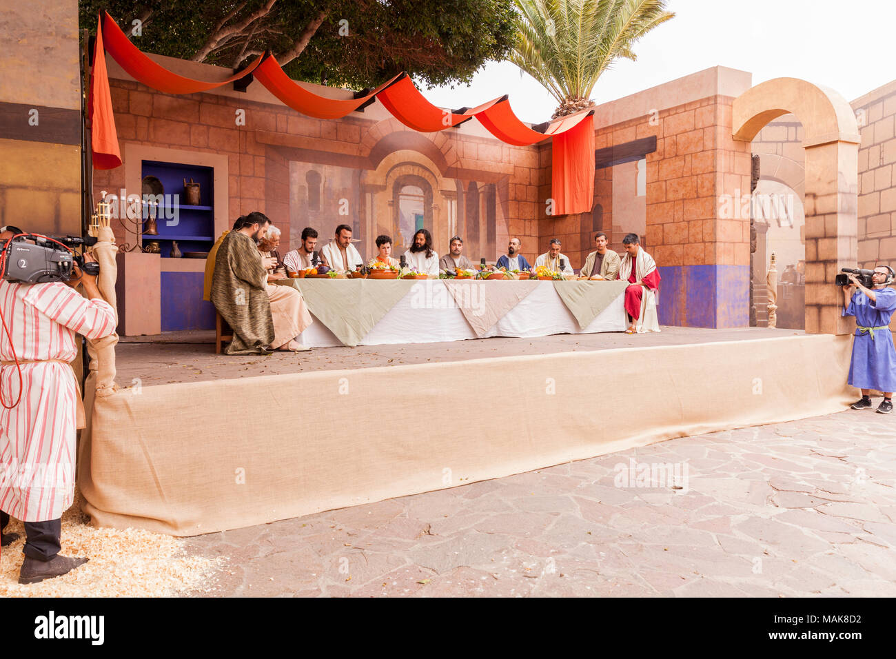 Ultima cena tappa di scena a buon Venerdì Passion Play, con televisione cameramen registrazione per outside broadcast, in Calle Grande, Adeje, Teneri Foto Stock