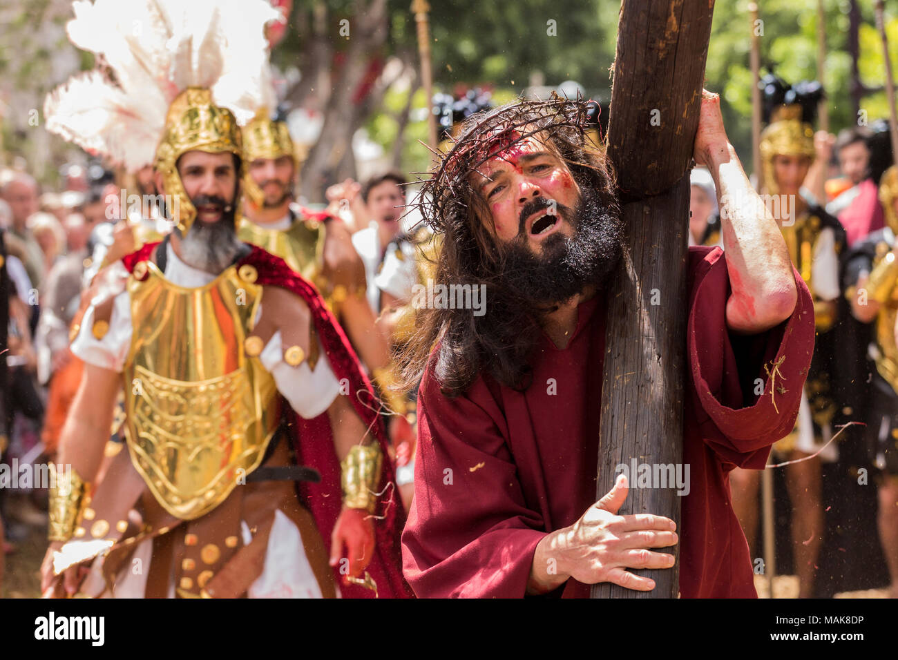 Gesù Cristo porta la croce che indossa la corona di spine in una scena da annuale di Buon Venerdì Passion Play su Calle Grande, Adeje, Tenerife, Canar Foto Stock