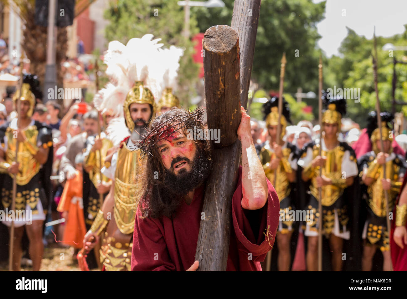 Gesù Cristo porta la croce che indossa la corona di spine in una scena da annuale di Buon Venerdì Passion Play su Calle Grande, Adeje, Tenerife, Canar Foto Stock