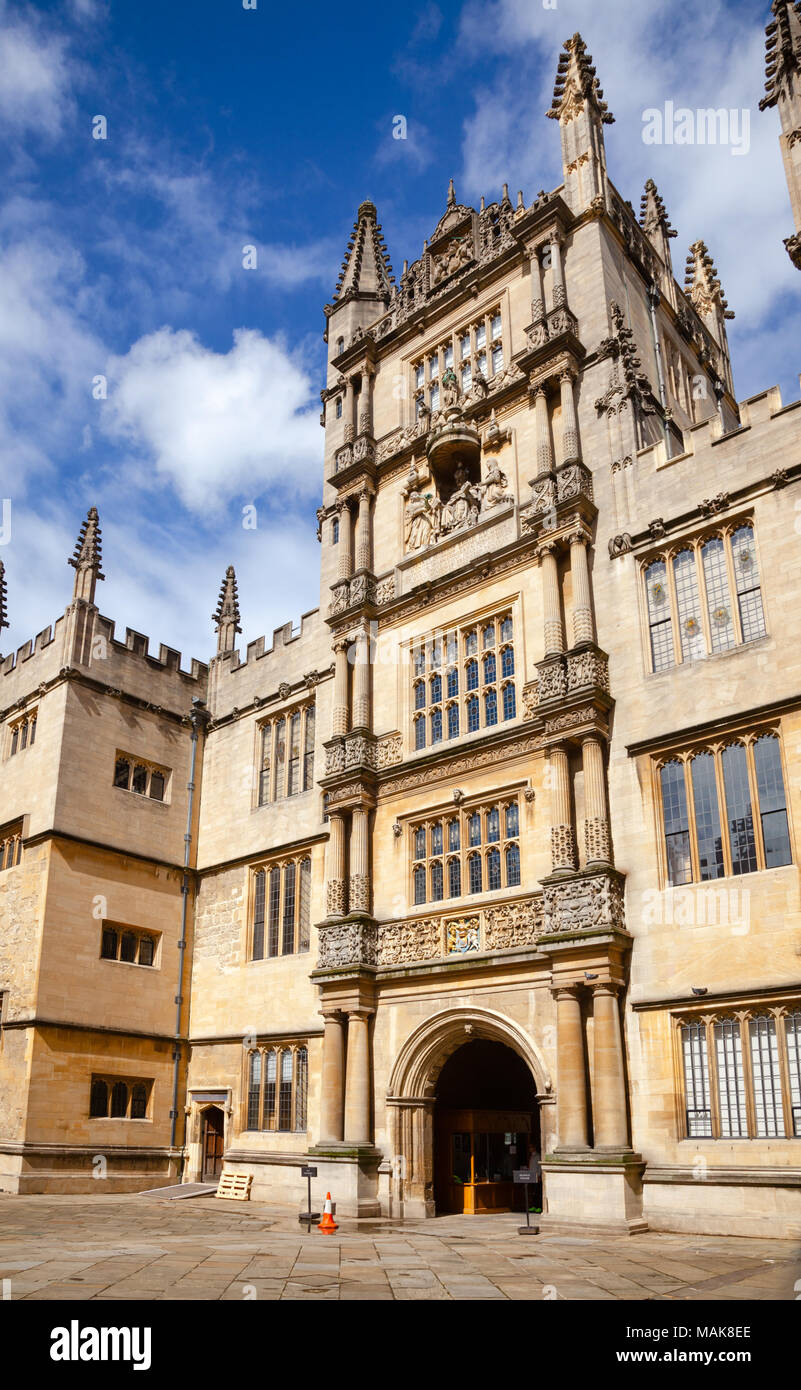 OXFORD, Regno Unito - giu 15, 2013: La Torre dei cinque ordini di la Bodleian Library dell'Università di Oxford, una delle più antiche biblioteche in Europa, de Foto Stock